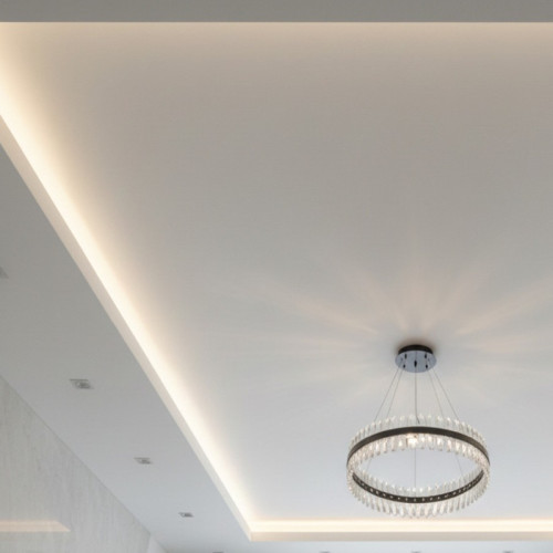 Матовый двухуровневый потолок с нишей под скрытую подсветку и точечными светильниками