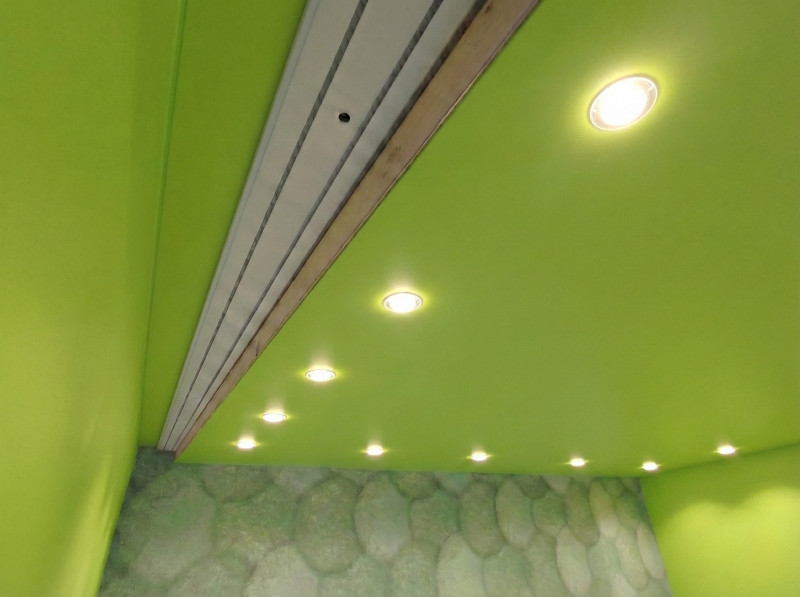 Салатовый потолок с нишей
