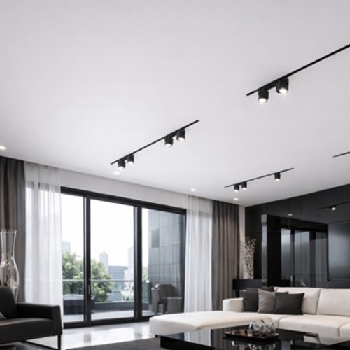 Стоимость матового потолка со встраиваемыми треками в гостиной
