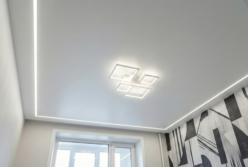Потолок со световыми линиями