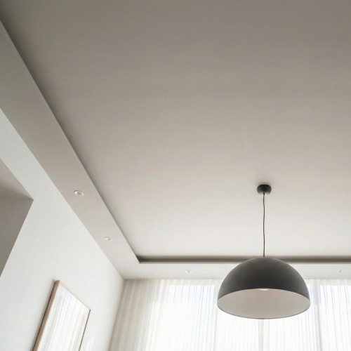 Монтаж двухуровневого потолка с теневым контуром и точечными светильниками в гостиной-столовой