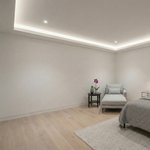 Монтаж парящего натяжного потолка с контурной подсветкой в спальне