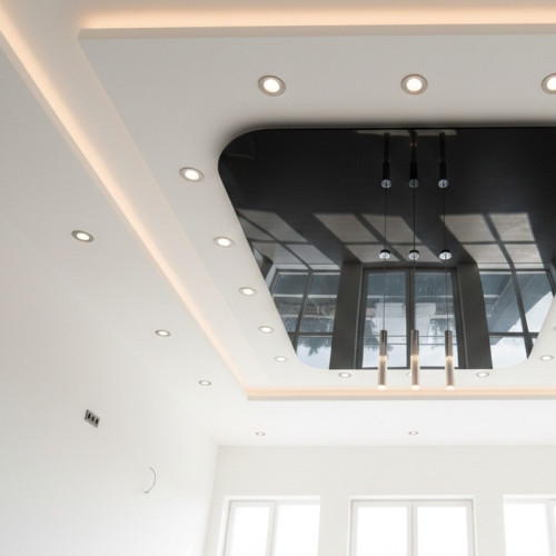 Многоуровневый натяжной потолок с глянцевой вставкой и контурной подсветкой