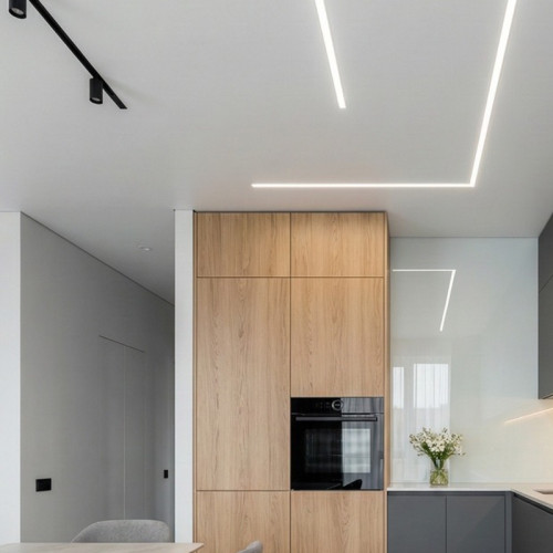 Монтаж матового натяжного потолка со световыми линиями и трековым освещением на кухне-гостиной