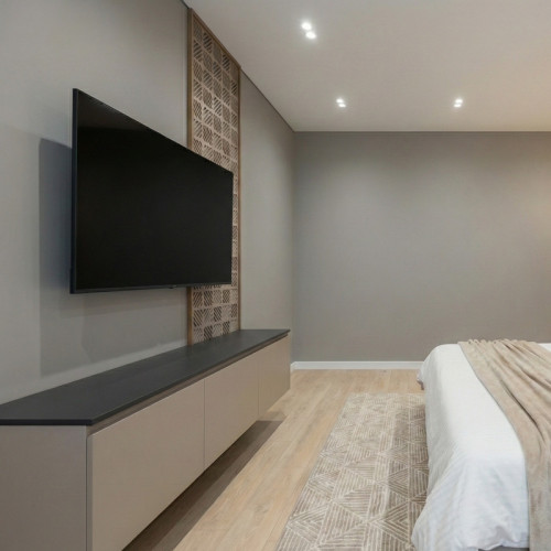 Монтаж матового потолка с точечными светильниками и подсветкой в спальне