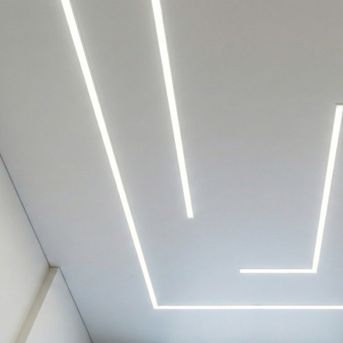 Теневой натяжной потолок со световыми линиями