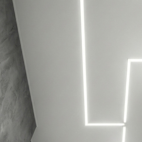 Натяжной потолок со световыми линиями в коридоре