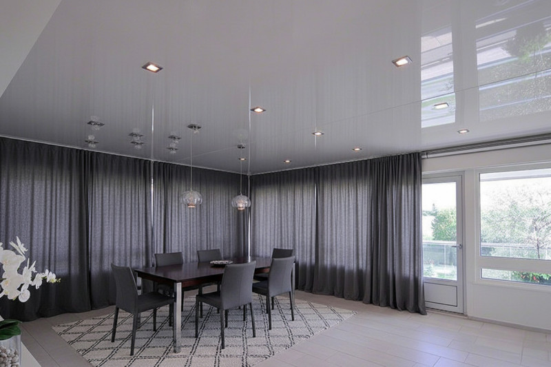 белый потолок зеркальный