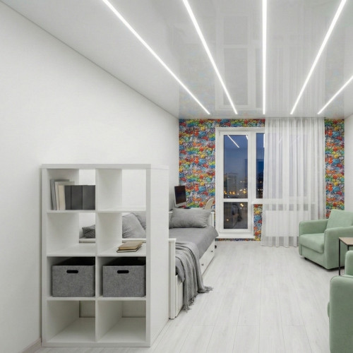 Монтаж глянцевого потолка со световыми линиями в комнате