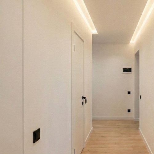 Монтаж парящего натяжного потолка с контурной подсветкой в коридоре