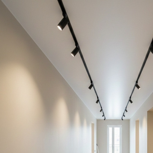 Монтаж негорючего натяжного потолка в коридоре с двумя трековыми линиями и спотами