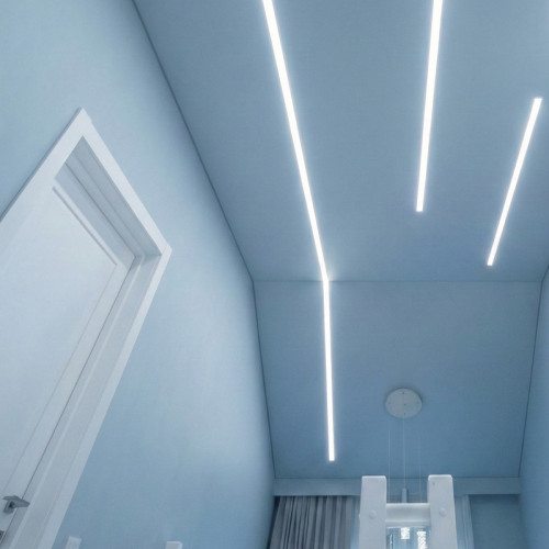 Тканевый потолок со световыми линиями в частном доме