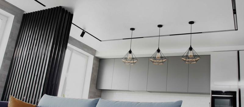 треки на потолке