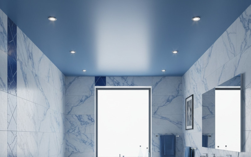 Голубой потолок в ванной