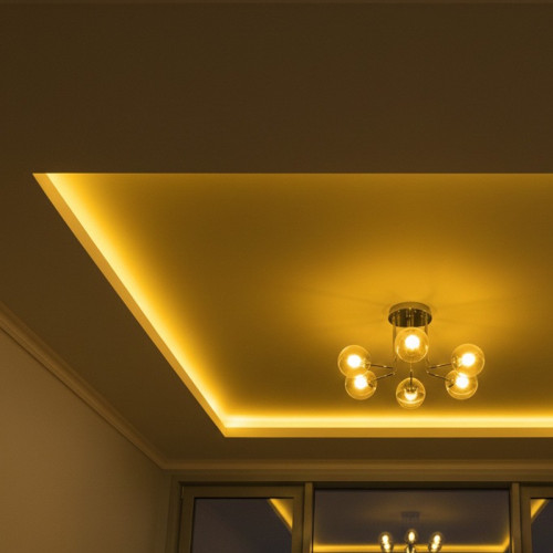 Монтаж натяжного потолка с нишей и RGB-подсветкой по периметру в гостиной