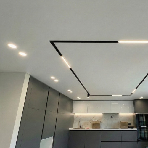 Монтаж натяжного потолка с встраиваемым треком на кухне-гостиной