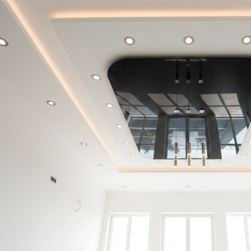 Многоуровневый натяжной потолок с глянцевой вставкой и контурной подсветкой