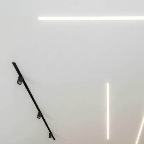 Монтаж матового натяжного потолка со световыми линиями и трековым освещением на кухне-гостиной