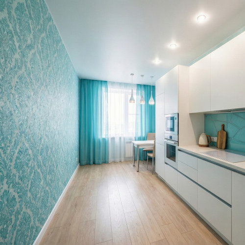 Монтаж сатинового натяжного потолка на кухне с точечными и подвесными светильниками