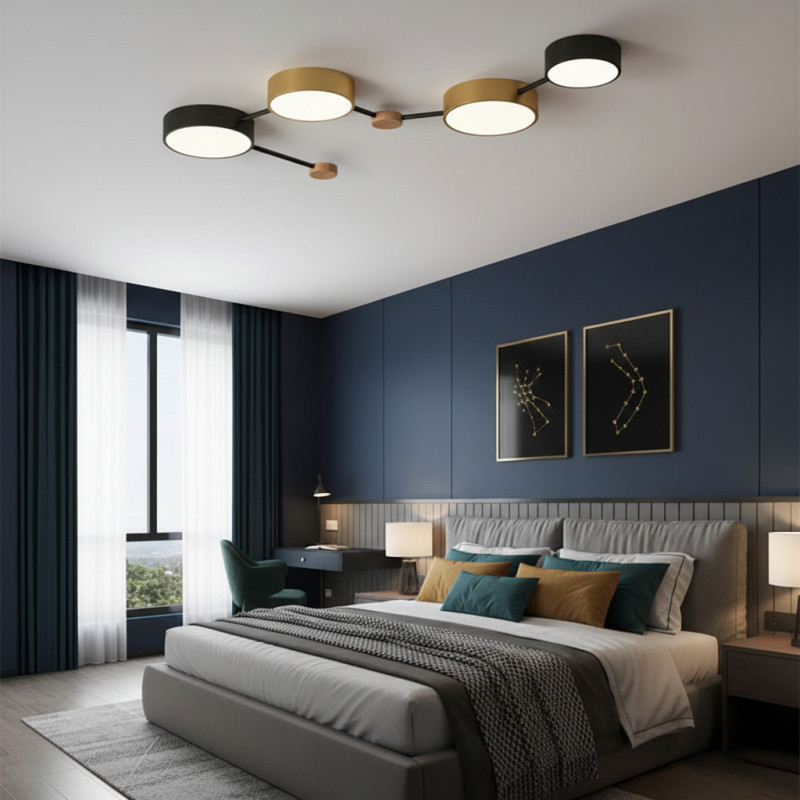 Спальня с люстрой