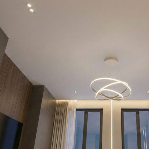 Сатиновый натяжной потолок в гостиной