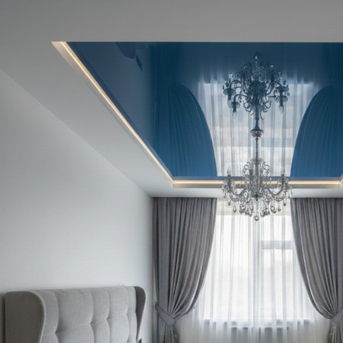 Монтаж потолка с глянцевой вставкой и нишей под скрытую подсветку в спальне