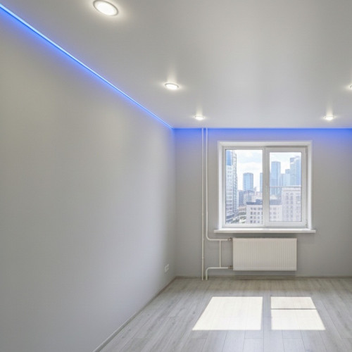 Монтаж парящего натяжного потолка с RGB-подсветкой в комнате