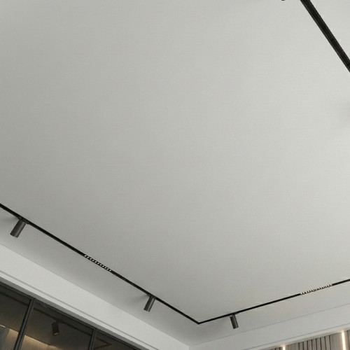 Монтаж натяжного потолка с трековой системой в спальне