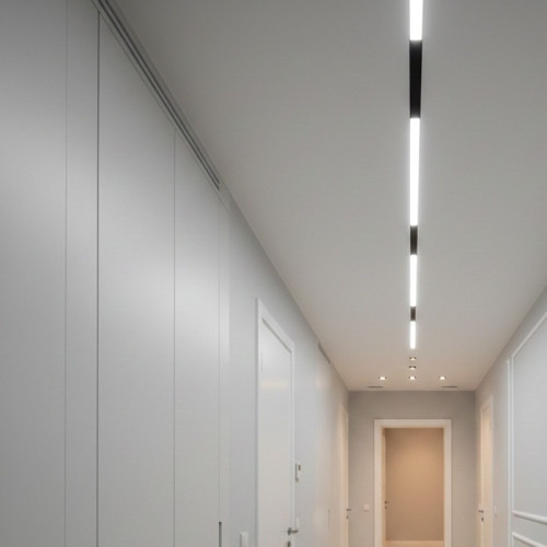 Монтаж матового потолка с линиями SLOTT в коридоре
