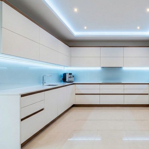 Монтаж парящего двухуровневого натяжного потолка с подсветкой на кухне