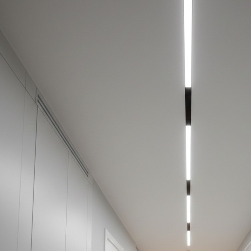 Монтаж матового потолка с линиями SLOTT в коридоре