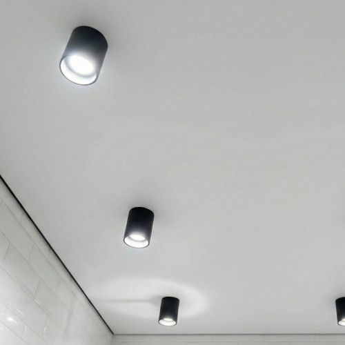 Теневой натяжной потолок с накладными спотами в ванной комнате