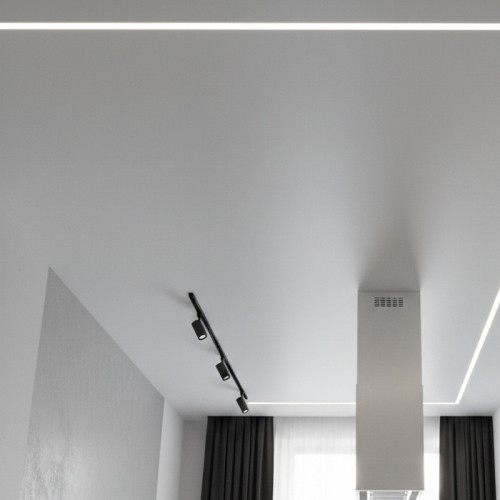 Сатиновый натяжной потолок со световой линией и трековым освещением на кухне