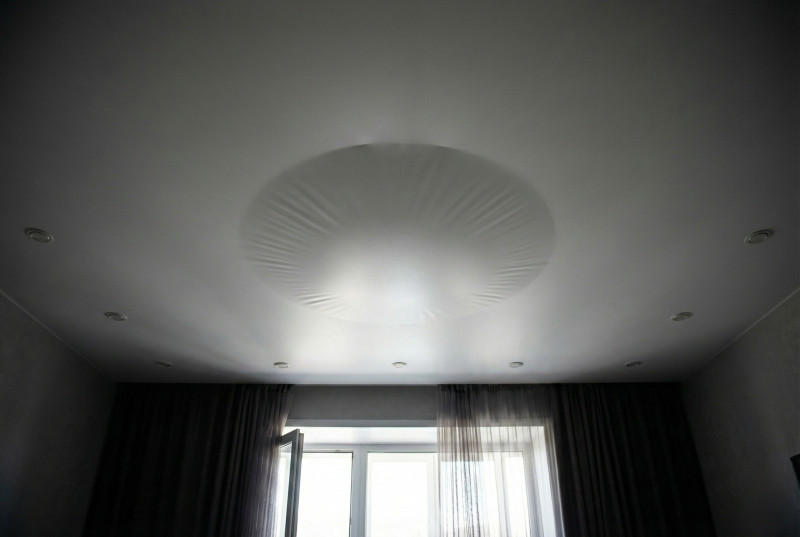 Провисший потолок с точечными светильниками 
