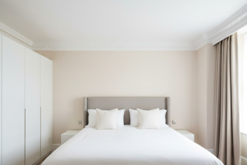 Белый матовый потолок в спальне