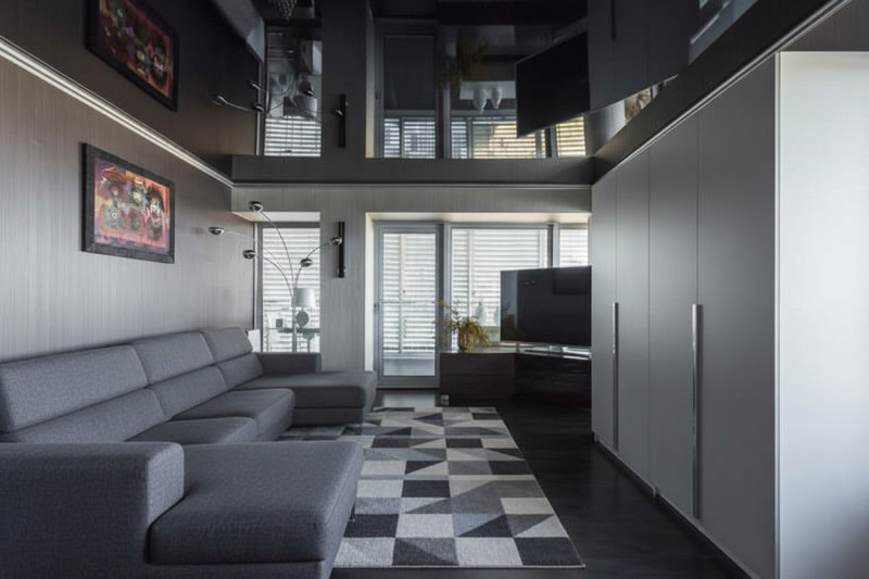 черный потолок глянец