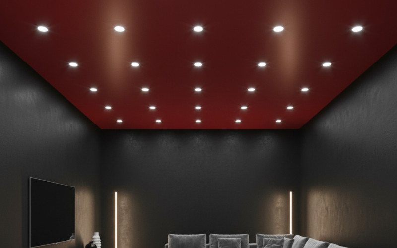 Красный потолок с точечными светильниками и черными стенами