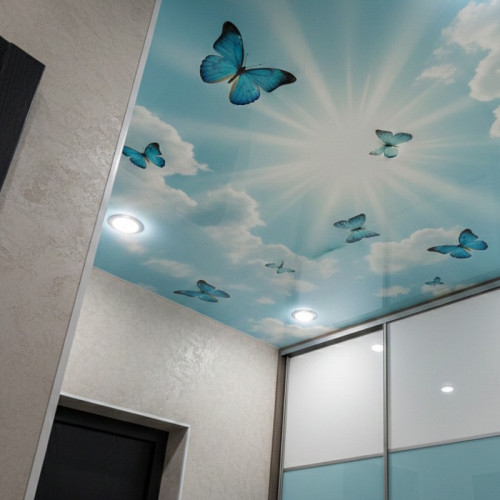 Монтаж глянцевого натяжного потолка с фотопечатью &laquo;Небо и бабочки&raquo; в прихожей