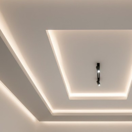 Многоуровневый натяжной потолок с контурной подсветкой и трековым светом