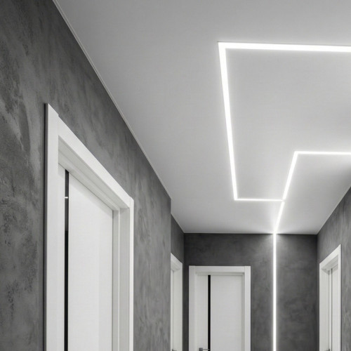 Натяжной потолок со световыми линиями в коридоре