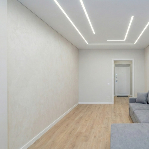 Теневой натяжной потолок со световыми линиями