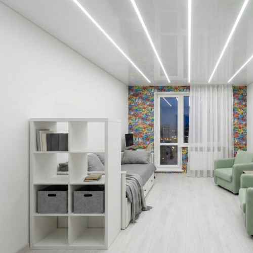 Монтаж глянцевого потолка со световыми линиями в комнате