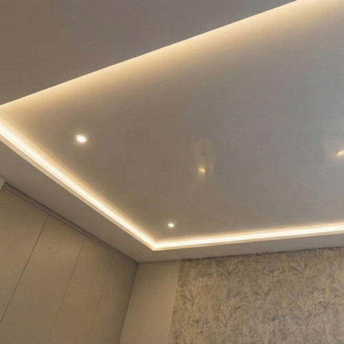 Монтаж двухуровневого натяжного потолка с подсветкой по периметру и точечными светильниками в спальн