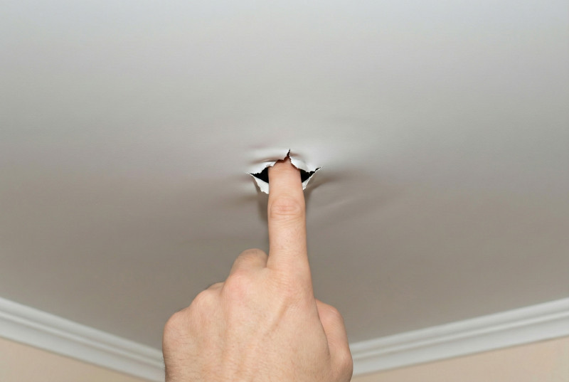 Потолок с дырой и рукой