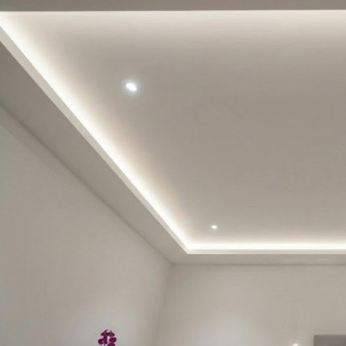 Монтаж парящего натяжного потолка с контурной подсветкой в спальне