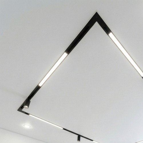 Монтаж натяжного потолка с встраиваемым треком на кухне-гостиной