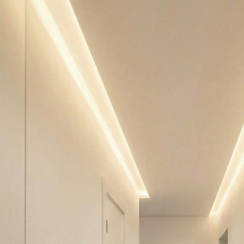 Монтаж парящего натяжного потолка с контурной подсветкой в коридоре