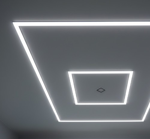 Монтаж негорючего натяжного потолка со световыми линиями &laquo;двойной квадрат&raquo; на кухне