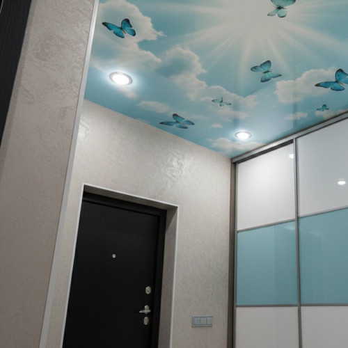 Монтаж глянцевого натяжного потолка с фотопечатью &laquo;Небо и бабочки&raquo; в прихожей