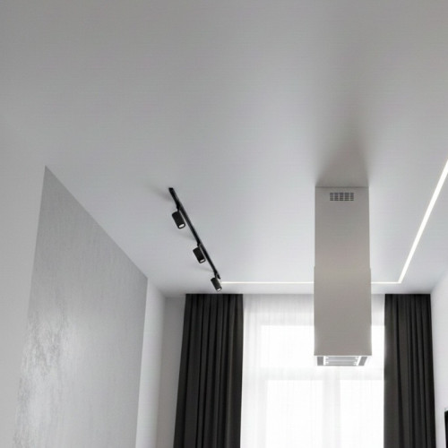 Сатиновый натяжной потолок со световой линией и трековым освещением на кухне